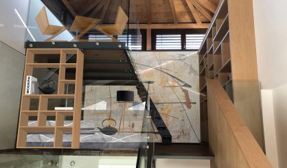 vyzdoba interieru_VEZ_14_delici policova stena_b